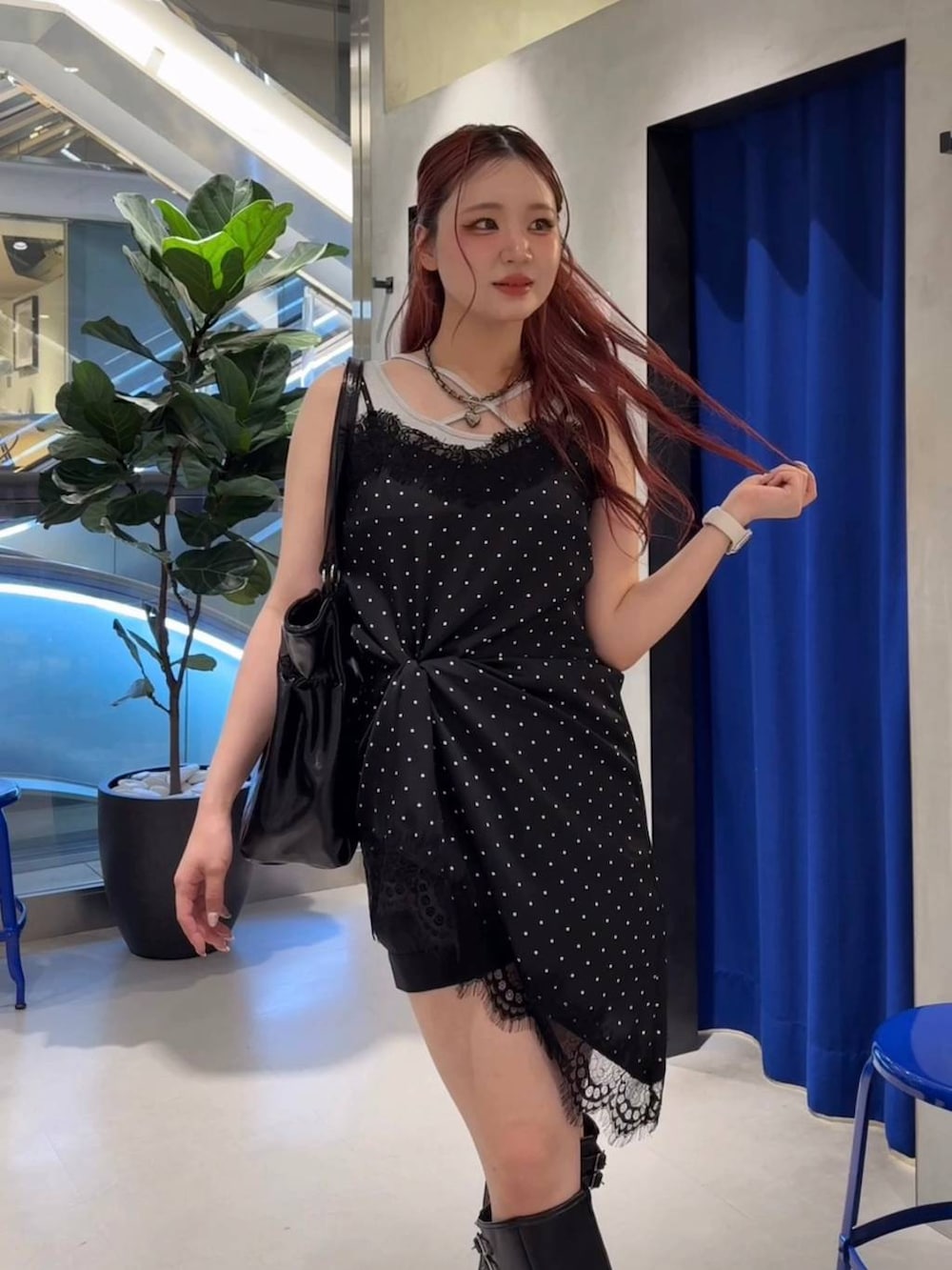 ブラック系のチュニック、ブラック系のその他パンツ、ホワイト系のタンクトップを着用したレディースの夏コーディネートの3枚目の写真