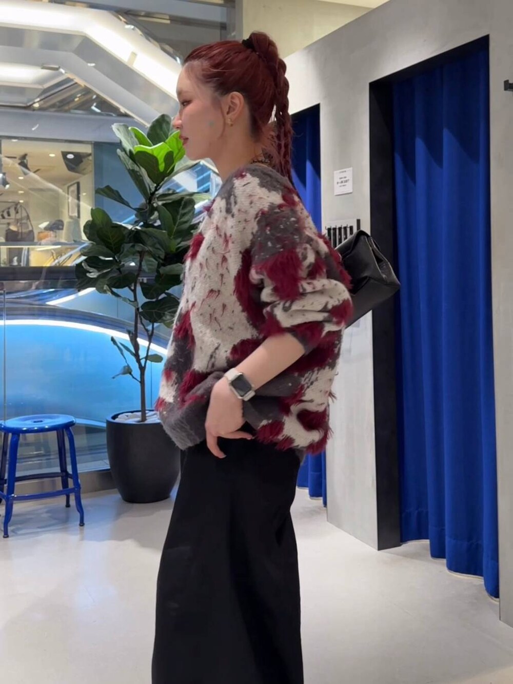 グレー系のタンクトップ、その他のサンダル、ブラック系のチノパンツを着用したレディースの夏コーディネートの3枚目の写真