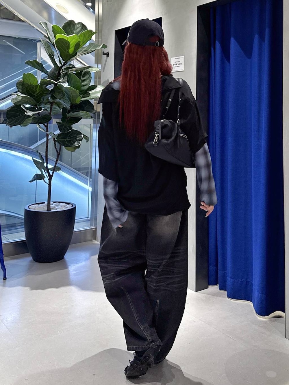 ブラック系のサンダル、ブラック系のデニムパンツ、ブラック系のシャツ/ブラウスを着用したレディースの春コーディネートの3枚目の写真
