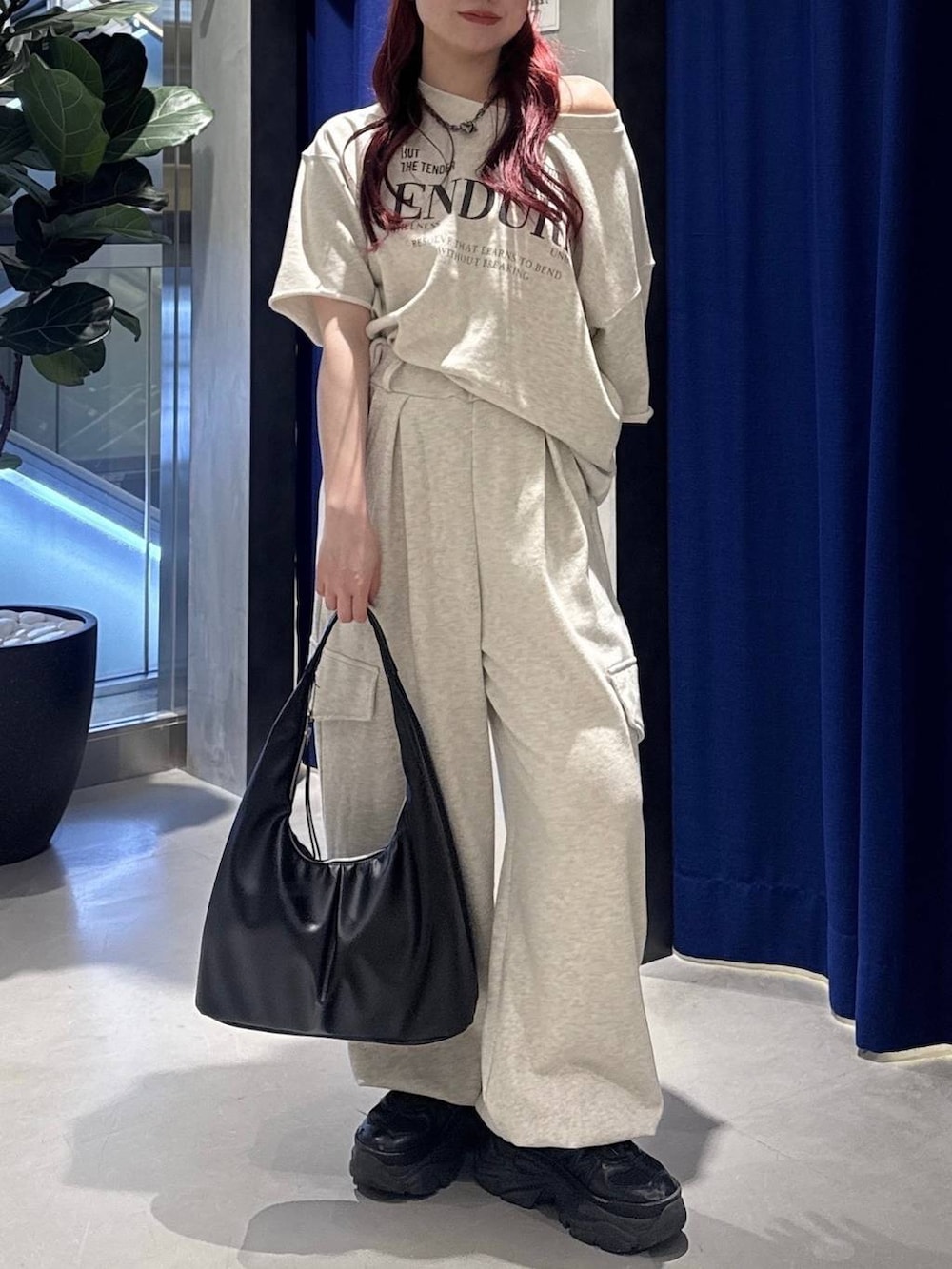 ブラック系のスニーカー、ブラック系のトートバッグ、ベージュ系のその他パンツを着用したレディースの春コーディネートの4枚目の写真