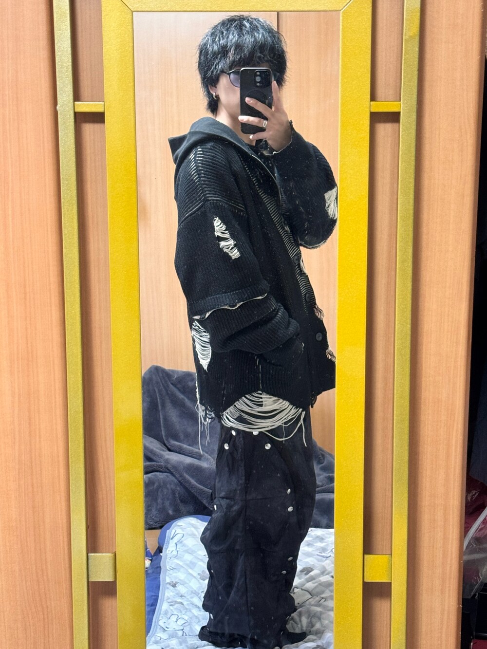 ブラック系のカーディガン/ボレロ、ブラック系のTシャツ/カットソー、ブラック系のパーカーを着用したメンズの冬コーディネートの2枚目の写真