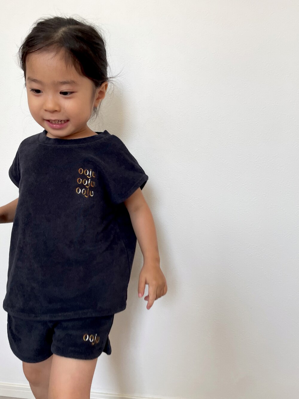ブルー系のTシャツ/カットソー、ブルー系のその他パンツを着用したレディースの夏コーディネートの2枚目の写真