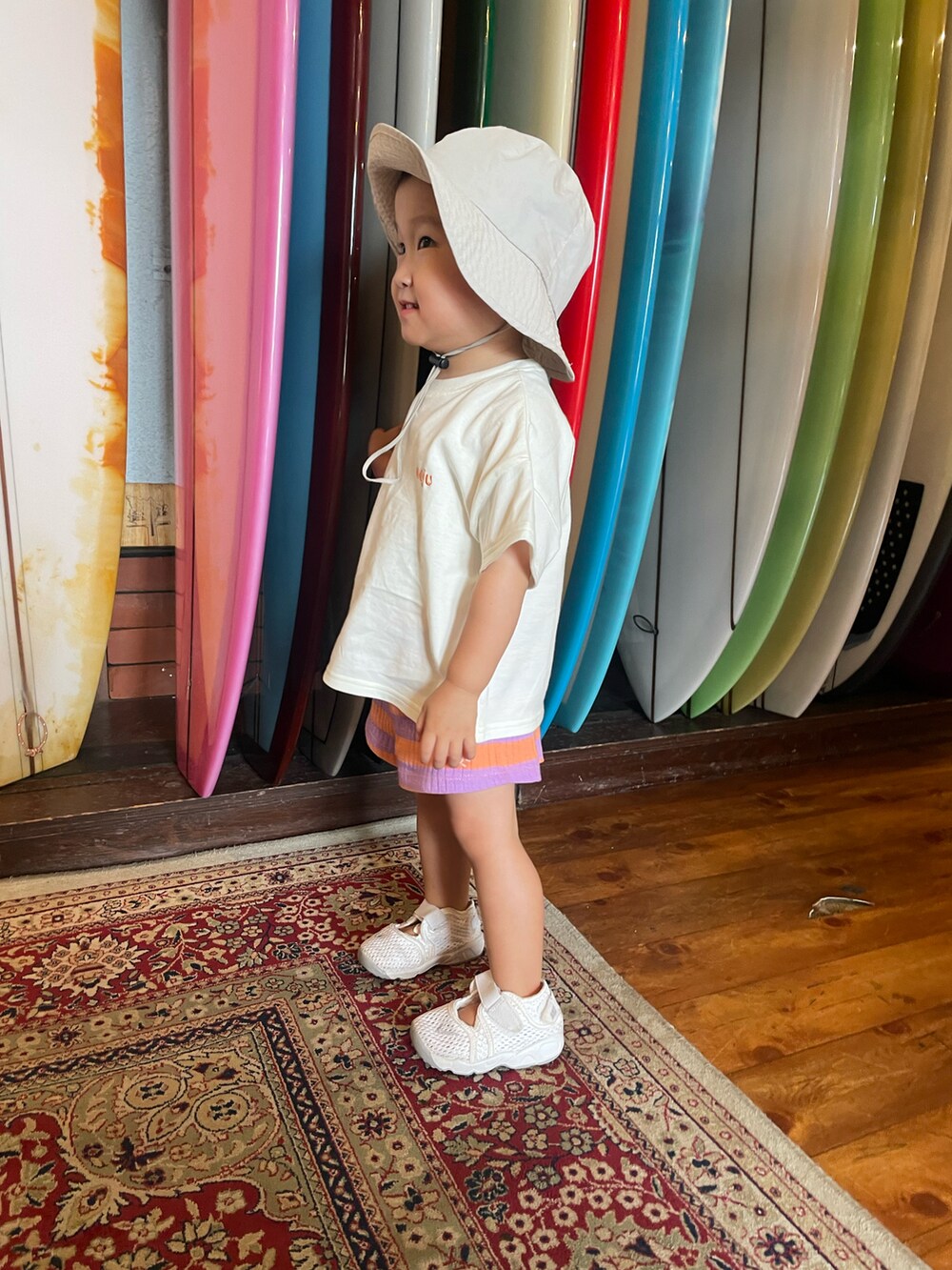 ホワイト系のTシャツ/カットソー、ベージュ系のハットを着用したレディースの夏コーディネートの2枚目の写真