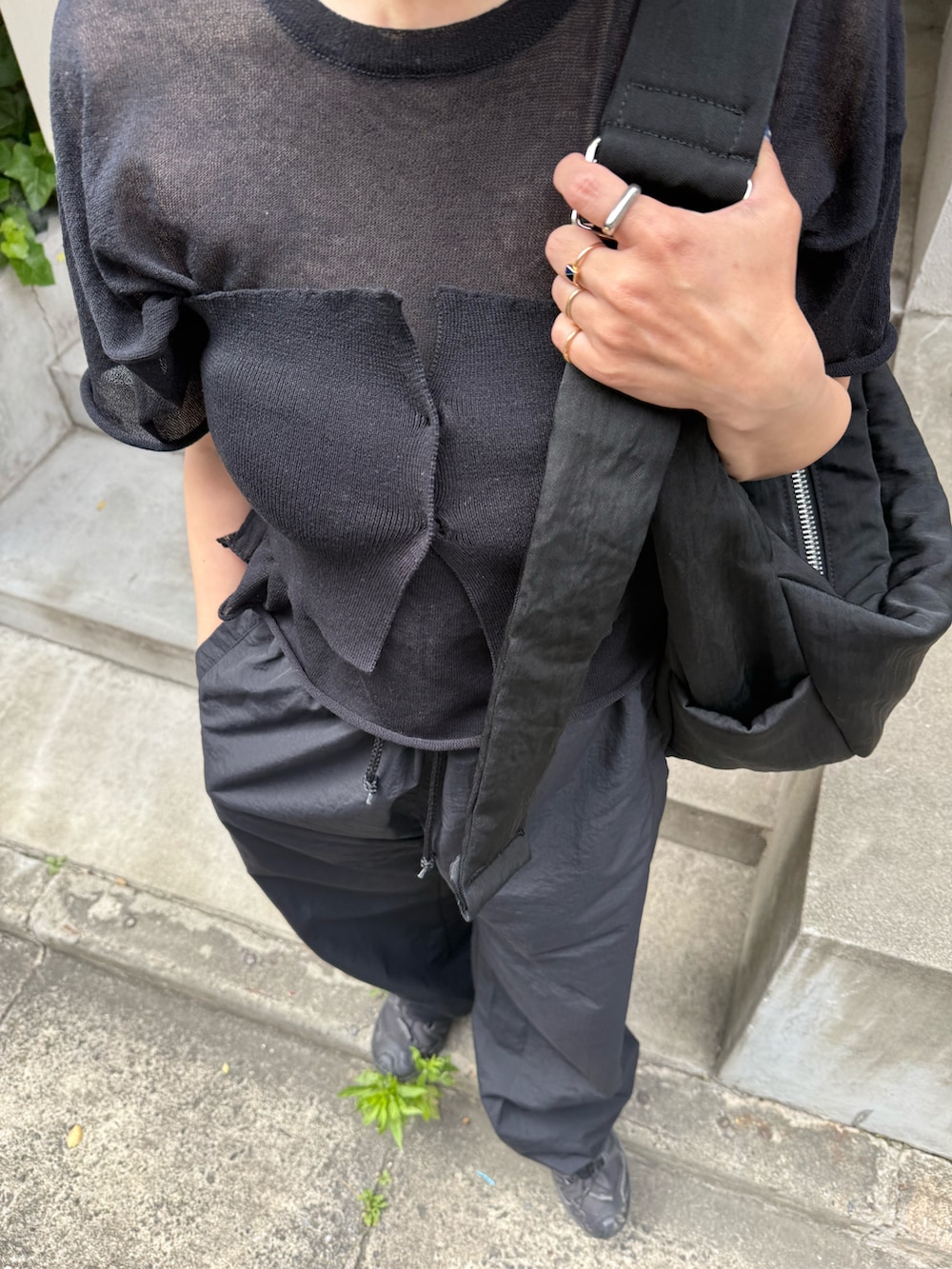 ブラック系のニット/セーターを着用したレディースの春コーディネートの2枚目の写真