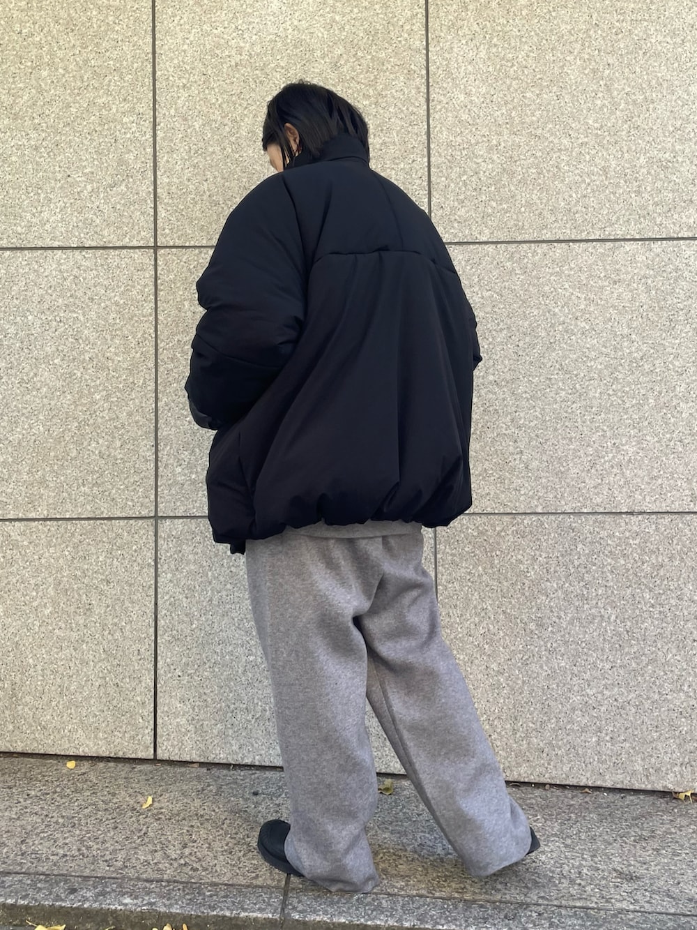 グレー系のその他パンツ、ブラック系のナイロンジャケットを着用したレディースの冬コーディネートの3枚目の写真