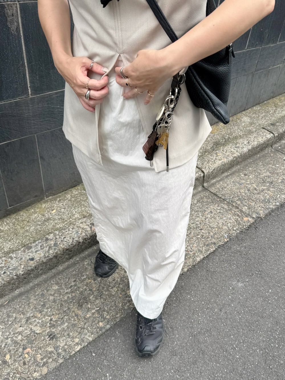 ホワイト系のスカートを着用したレディースの夏コーディネートの2枚目の写真