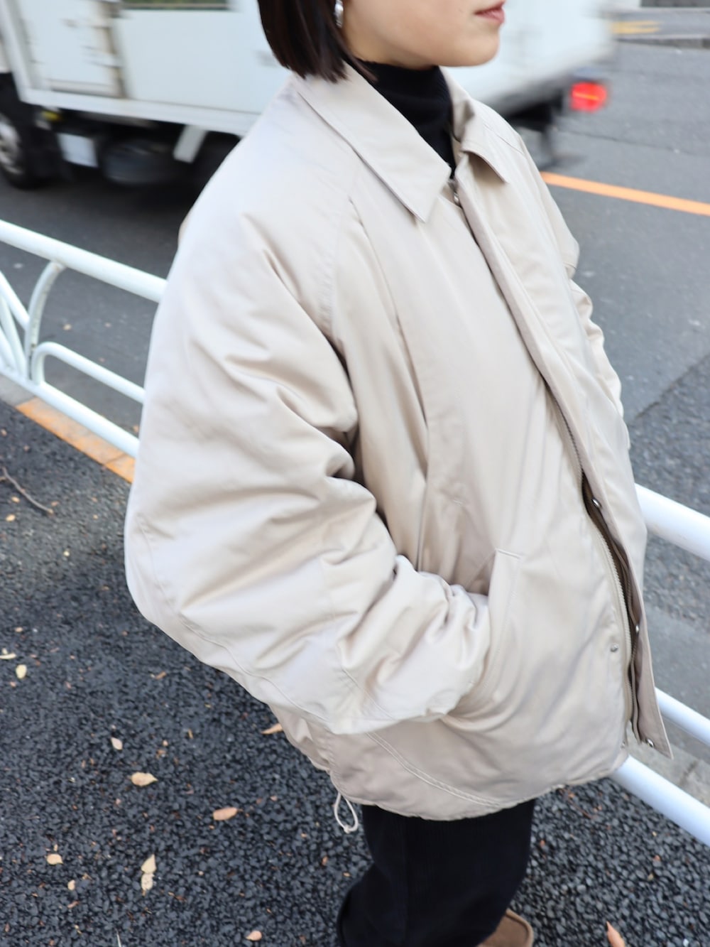 ベージュ系のブルゾンを着用したレディースの秋コーディネートの2枚目の写真