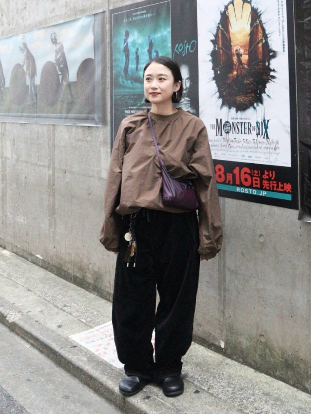 ブラウン系のシャツ/ブラウスを着用したレディースの秋コーディネートの2枚目の写真