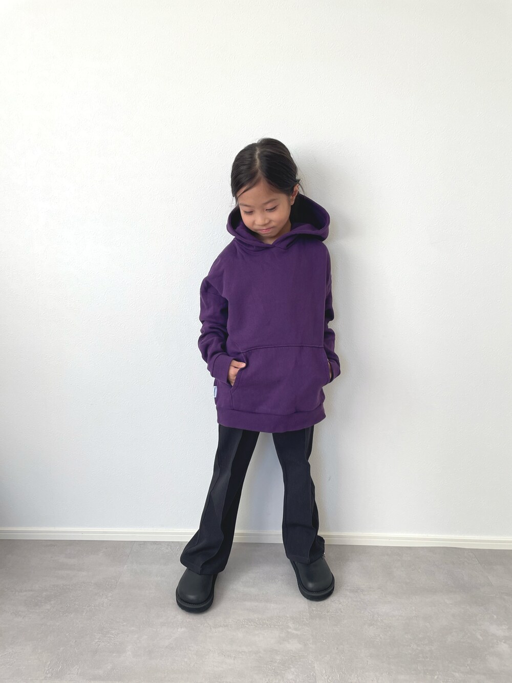 グレー系のその他パンツを着用したキッズの秋コーディネートの2枚目の写真