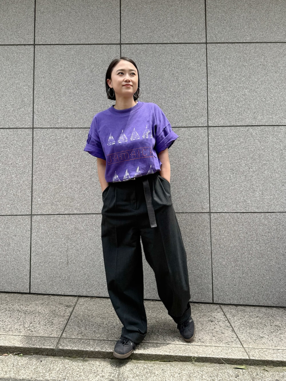 グレー系のスラックスを着用したレディースの夏コーディネートの2枚目の写真