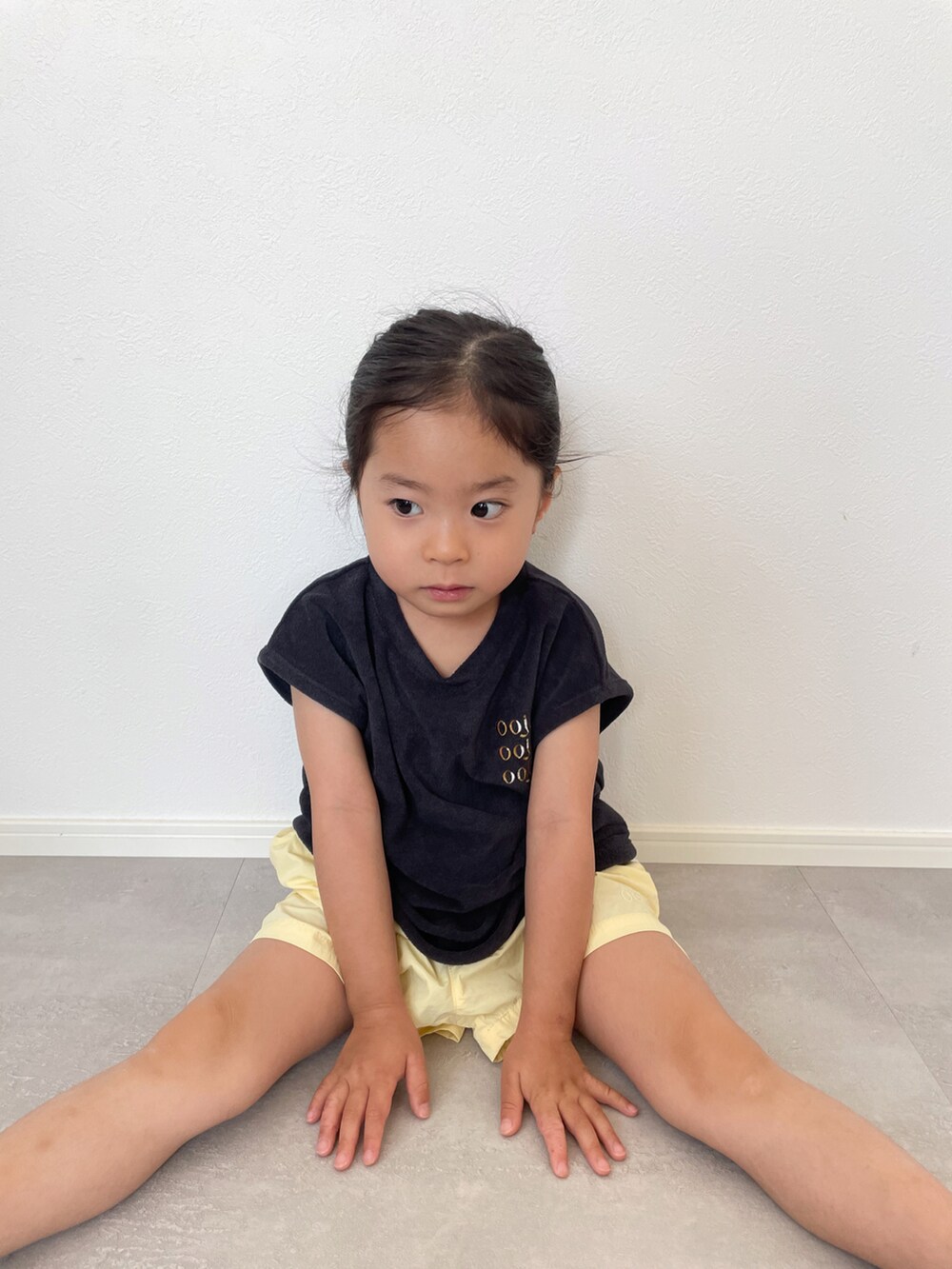 ブルー系のTシャツ/カットソー、イエロー系のその他パンツを着用したレディースの夏コーディネートの3枚目の写真