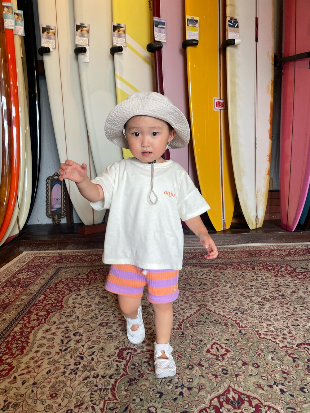 ホワイト系のTシャツ/カットソー、ベージュ系のハットを着用したレディースの夏コーディネートの3枚目の写真