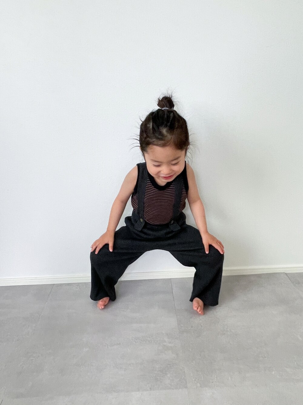 グレー系のその他パンツを着用したレディースの春コーディネートの3枚目の写真