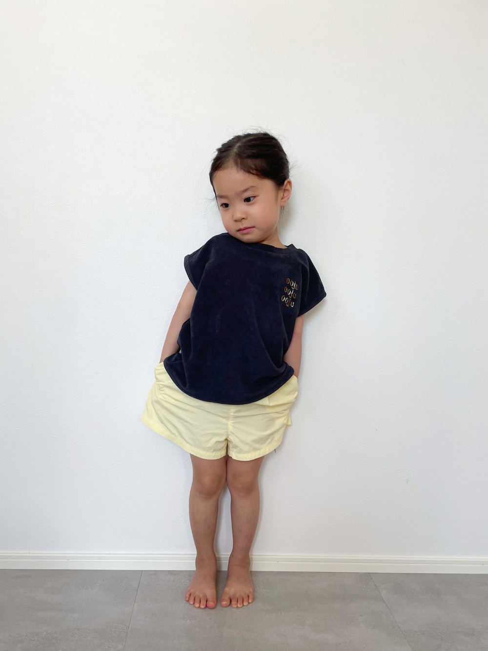ブルー系のTシャツ/カットソー、イエロー系のその他パンツを着用したレディースの夏コーディネートの2枚目の写真