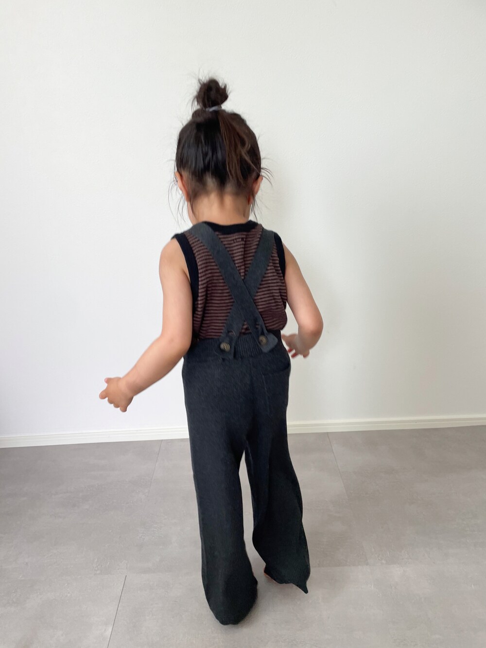 グレー系のその他パンツを着用したレディースの春コーディネートの2枚目の写真