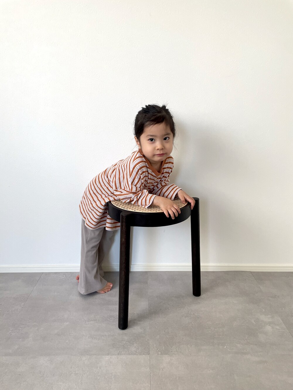 ベージュ系のその他パンツ、イエロー系のTシャツ/カットソーを着用したキッズの春コーディネートの2枚目の写真