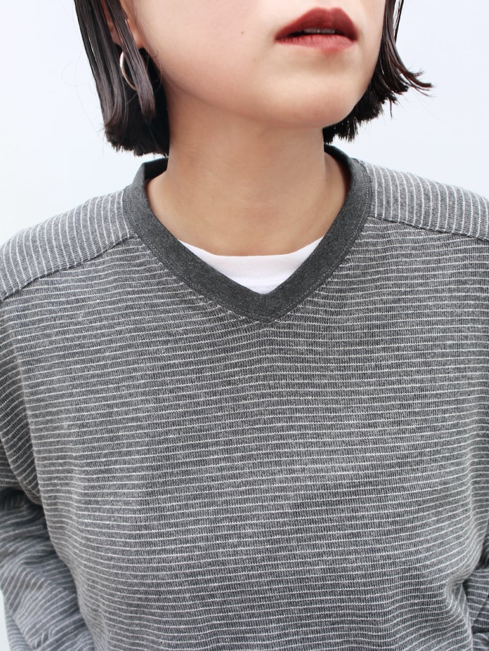 ホワイト系のデニムパンツ、グレー系のTシャツ/カットソーを着用したレディースの秋コーディネートの3枚目の写真