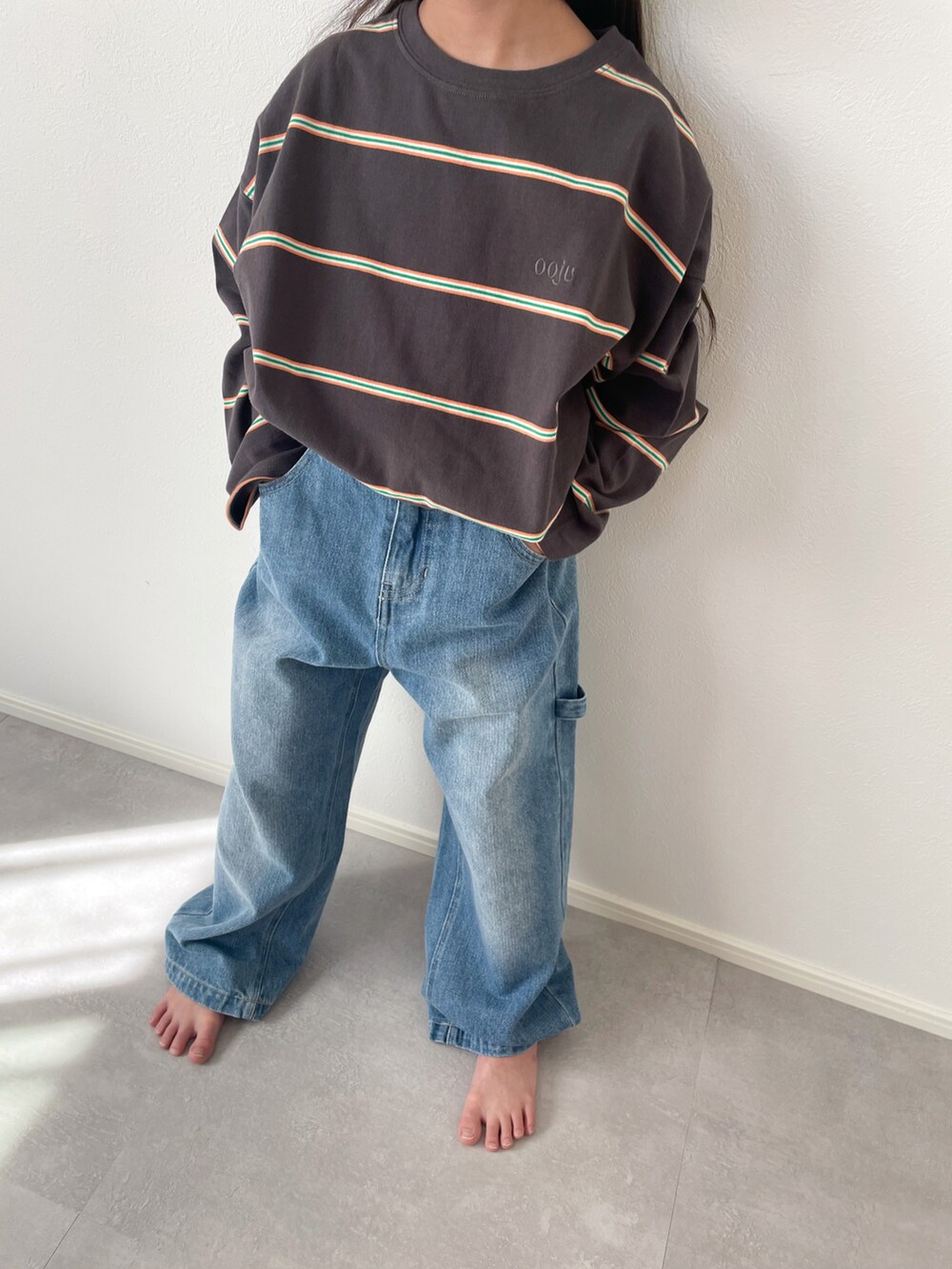 ブルー系のデニムパンツ、グレー系のTシャツ/カットソーを着用したキッズの春コーディネートの2枚目の写真