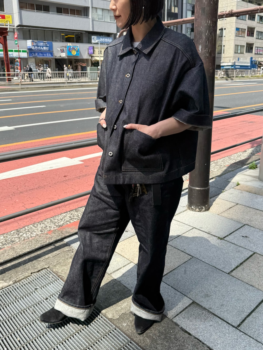 ブルー系のカバーオールを着用したレディースの春コーディネートの2枚目の写真