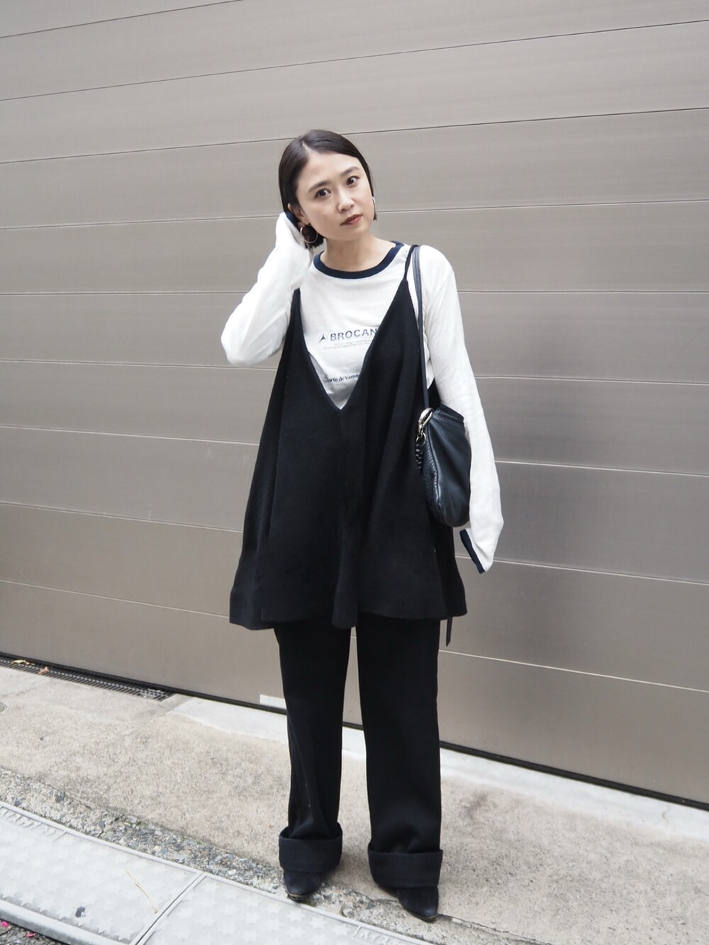 ホワイト系のTシャツ/カットソーを着用したレディースの秋コーディネートの2枚目の写真