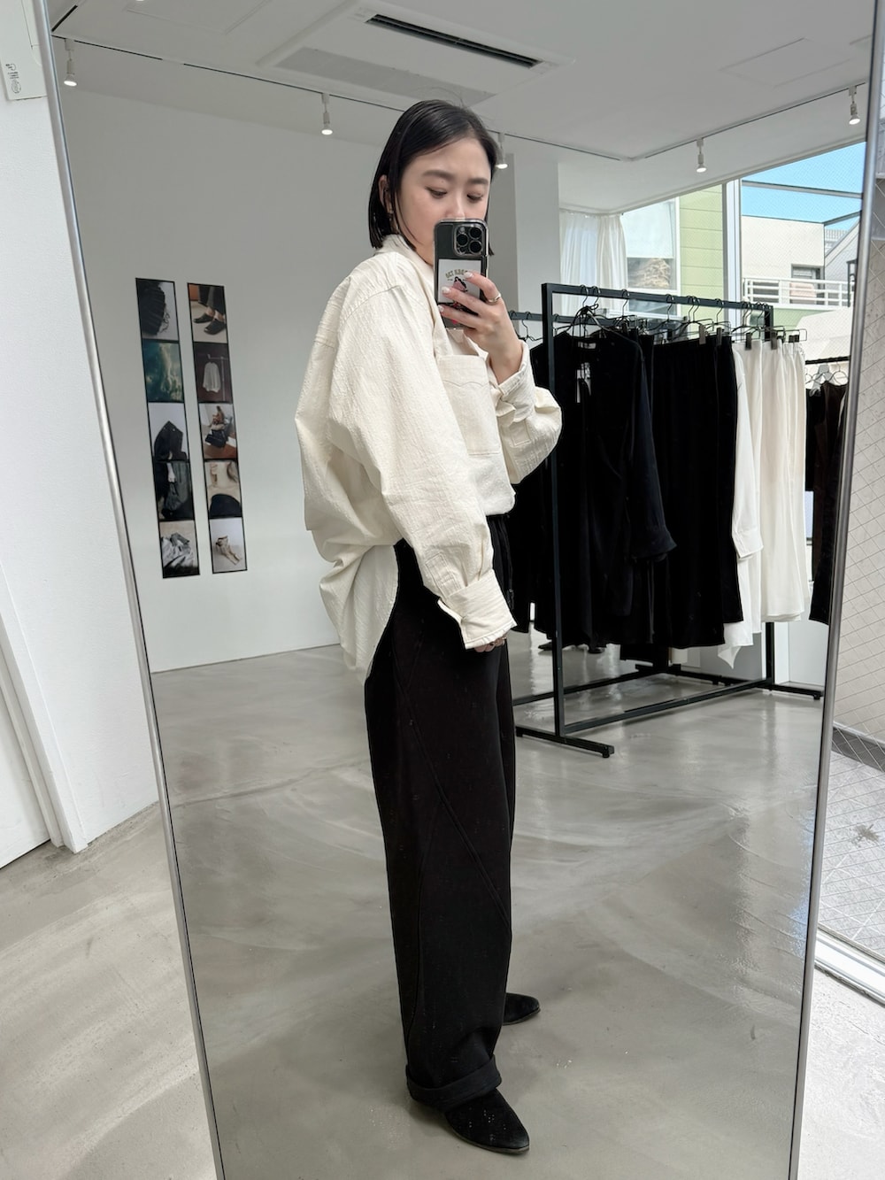 ホワイト系のシャツ/ブラウスを着用したレディースの春コーディネートの2枚目の写真