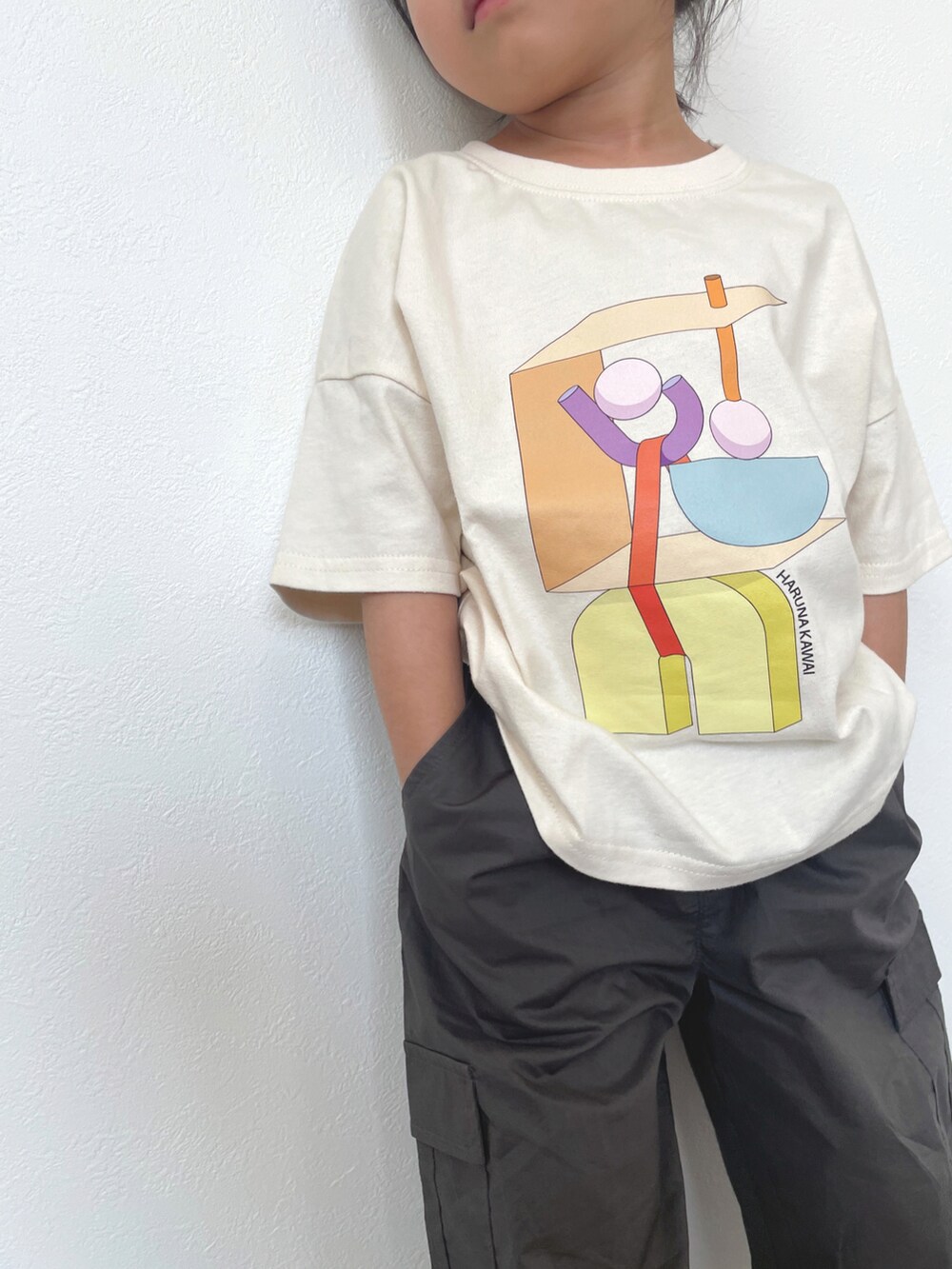 ホワイト系のTシャツ/カットソー、グレー系のカーゴパンツを着用したレディースの春コーディネートの2枚目の写真