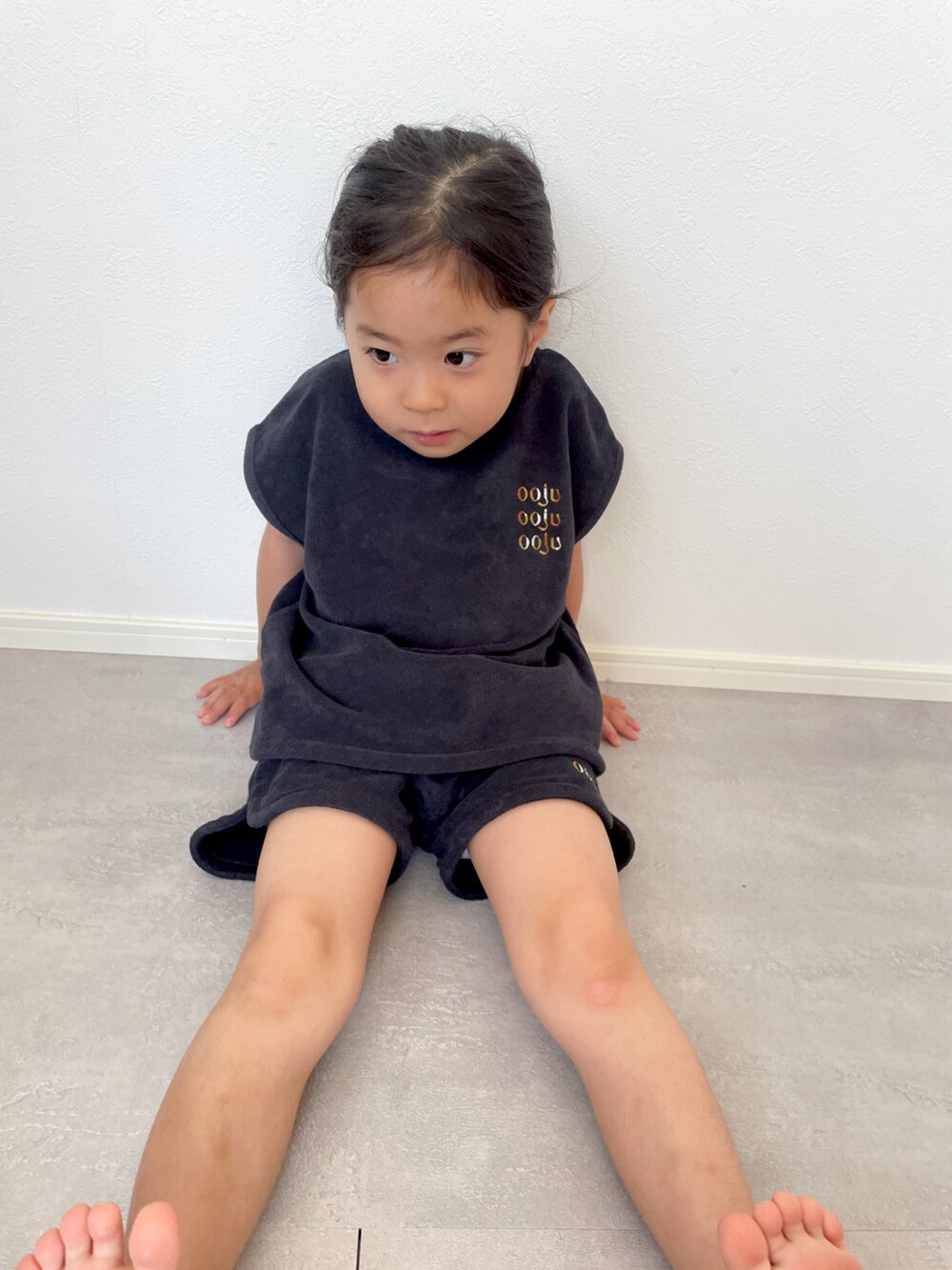 ブルー系のTシャツ/カットソー、ブルー系のその他パンツを着用したレディースの夏コーディネートの3枚目の写真