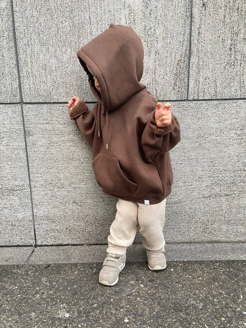 ブラウン系のパーカーを着用したキッズの冬コーディネートの2枚目の写真