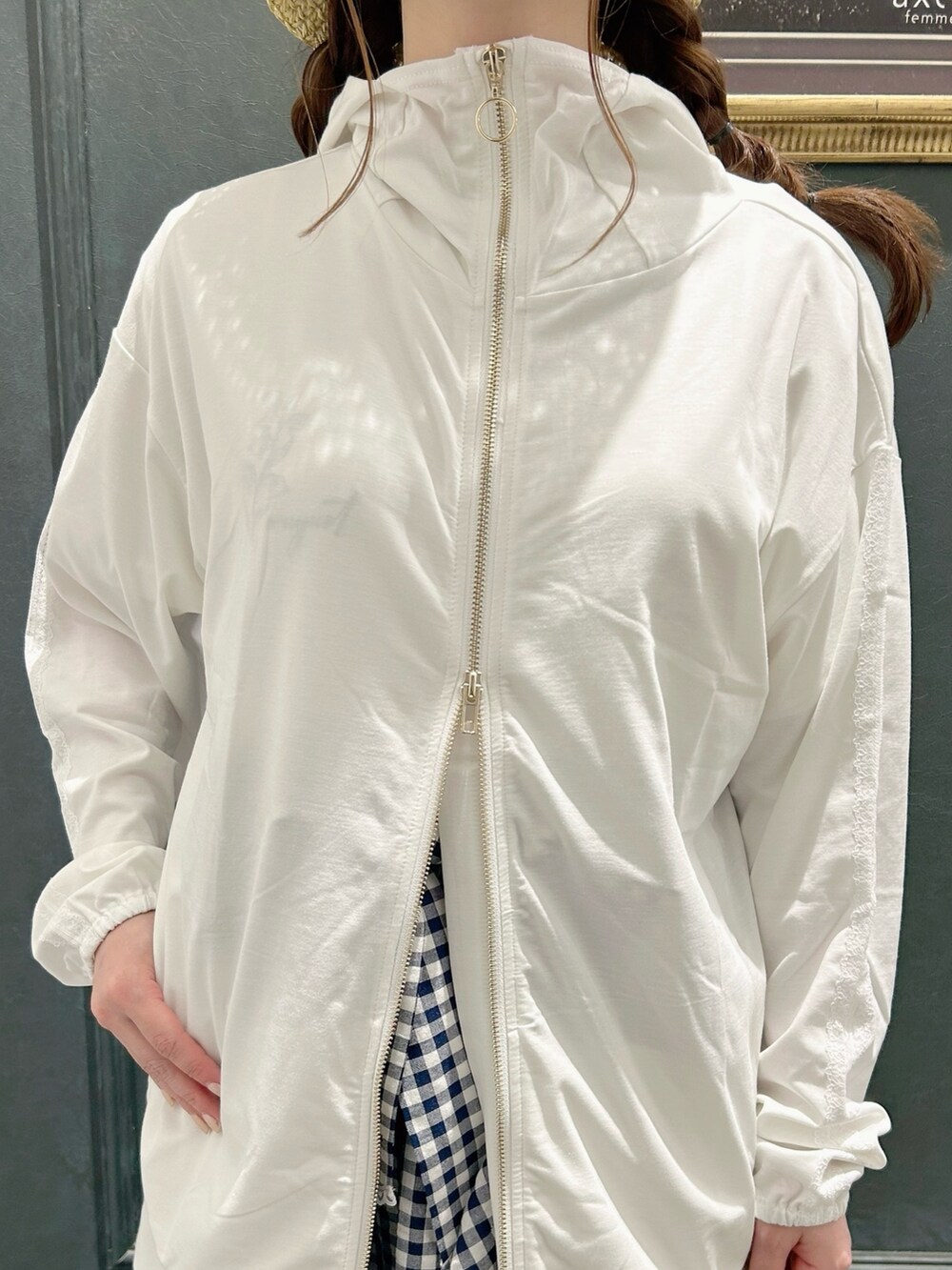 ホワイト系のパーカー、ホワイト系のTシャツ/カットソー、ブルー系のスカートを着用したレディースの夏コーディネートの7枚目の写真