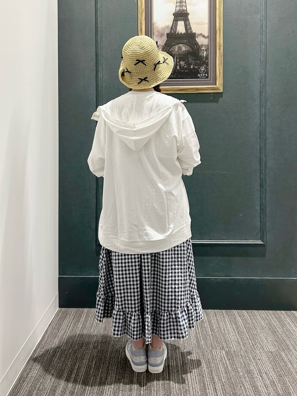 ホワイト系のパーカー、ホワイト系のTシャツ/カットソー、ブルー系のスカートを着用したレディースの夏コーディネートの3枚目の写真