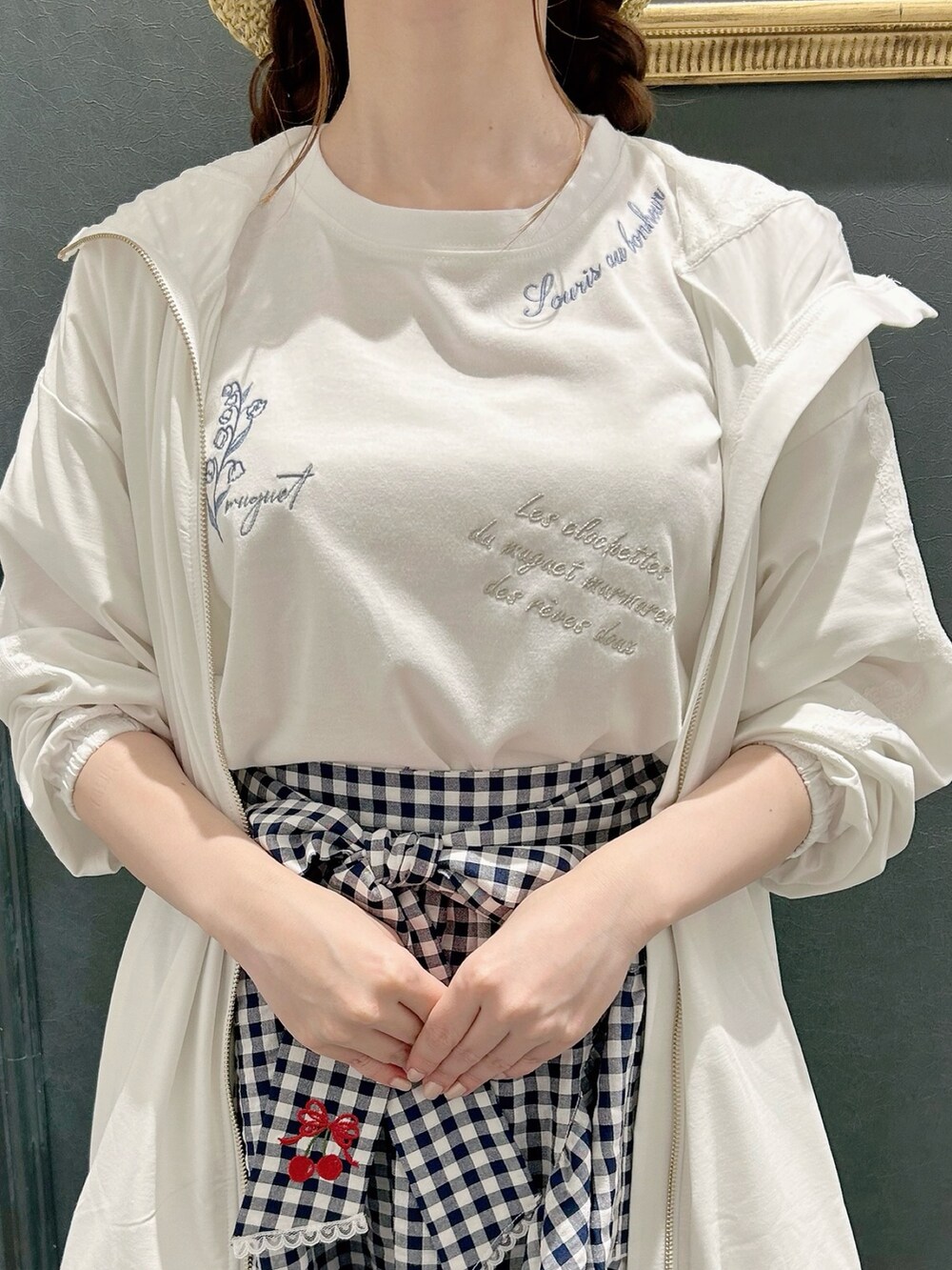 ホワイト系のパーカー、ホワイト系のTシャツ/カットソー、ブルー系のスカートを着用したレディースの夏コーディネートの4枚目の写真