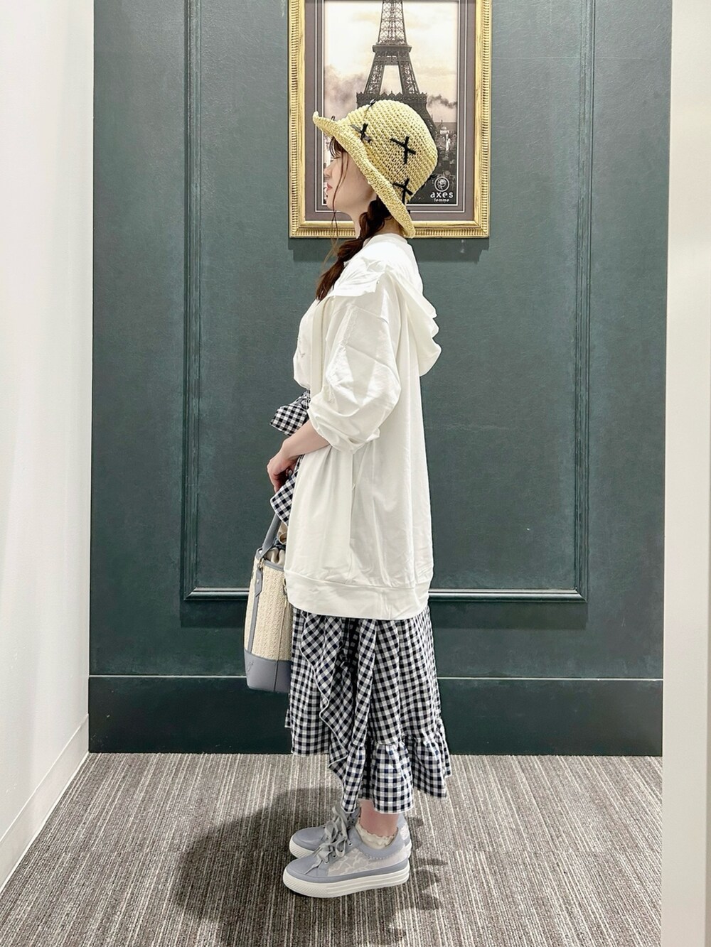 ホワイト系のパーカー、ホワイト系のTシャツ/カットソー、ブルー系のスカートを着用したレディースの夏コーディネートの2枚目の写真