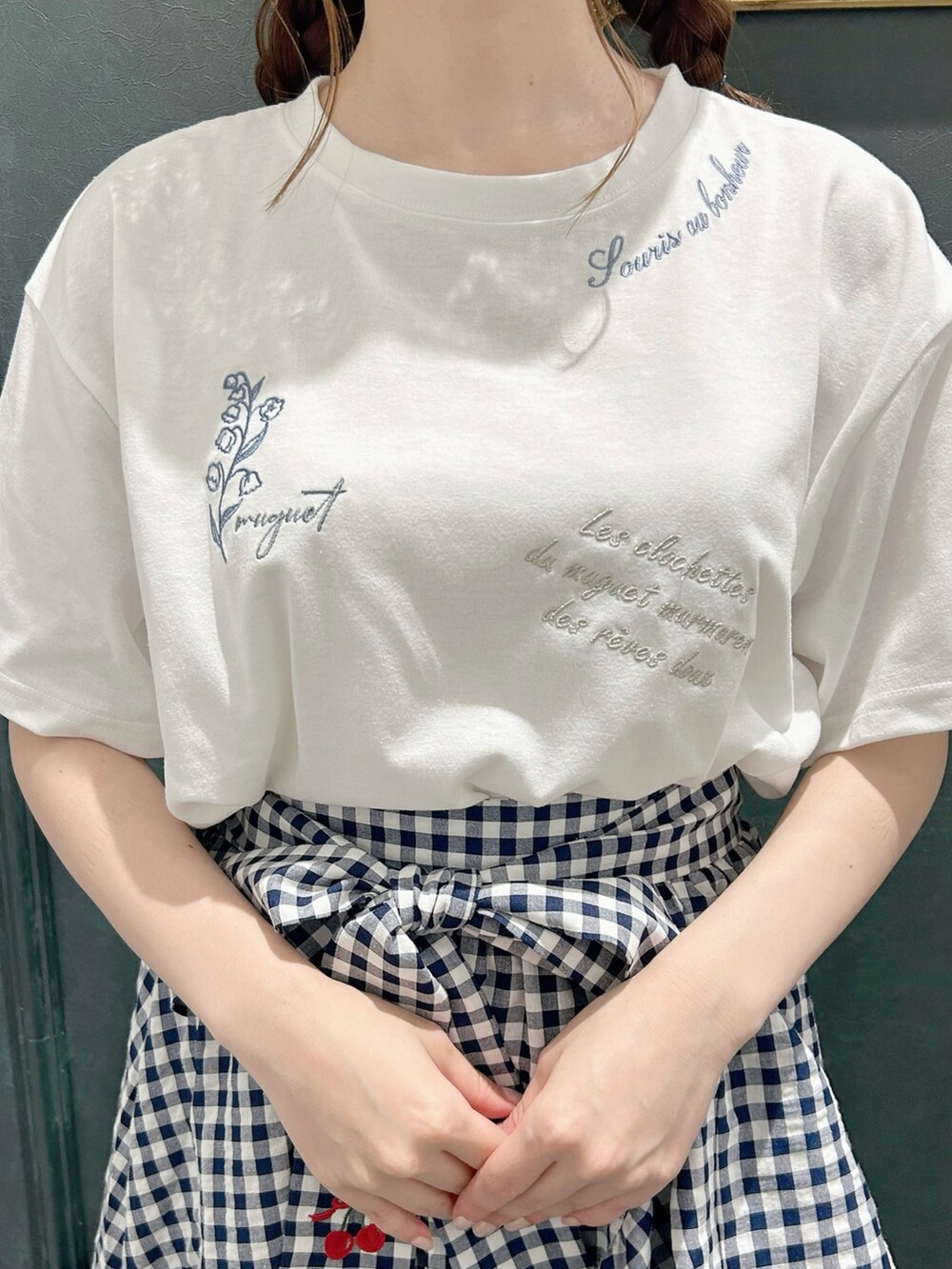 ホワイト系のパーカー、ホワイト系のTシャツ/カットソー、ブルー系のスカートを着用したレディースの夏コーディネートの5枚目の写真