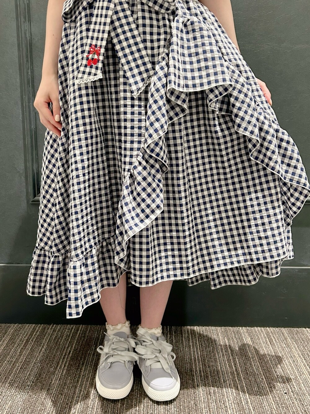 ホワイト系のパーカー、ホワイト系のTシャツ/カットソー、ブルー系のスカートを着用したレディースの夏コーディネートの6枚目の写真