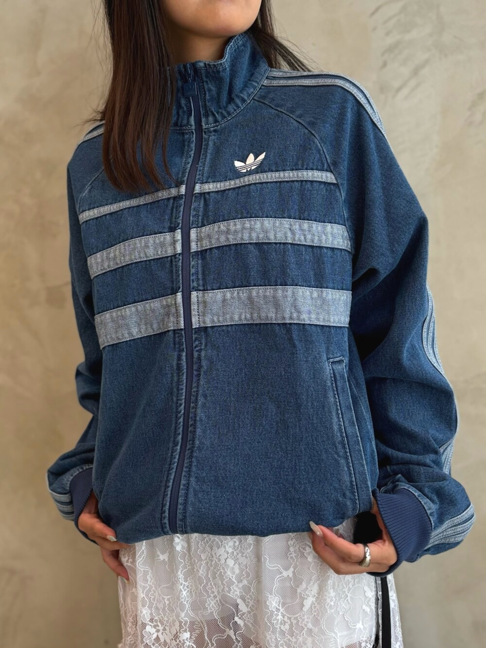 「スニーカー、スカート、デニムジャケット、adidas、アディダス、adidas originals、アディダスオリジナルス、gazelle」｜「adidasのアディカラー ミニボウリングバッグ/ アディダスオリジナルス adidas Originals（ショルダーバッグ、ベージュ系）」を使った、MNさん（レディース・161cm）の夏コーディネートの3枚目の写真