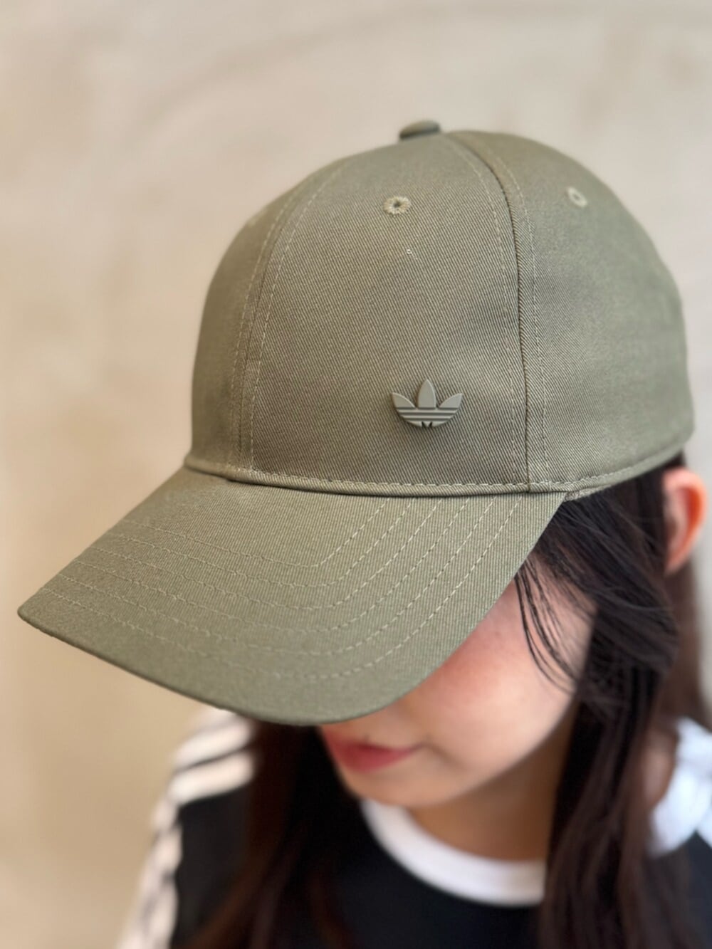 ブラック系のシューズアクセサリー、ブラック系のTシャツ/カットソー、レッド系のスニーカーを着用したレディースの夏コーディネートの3枚目の写真