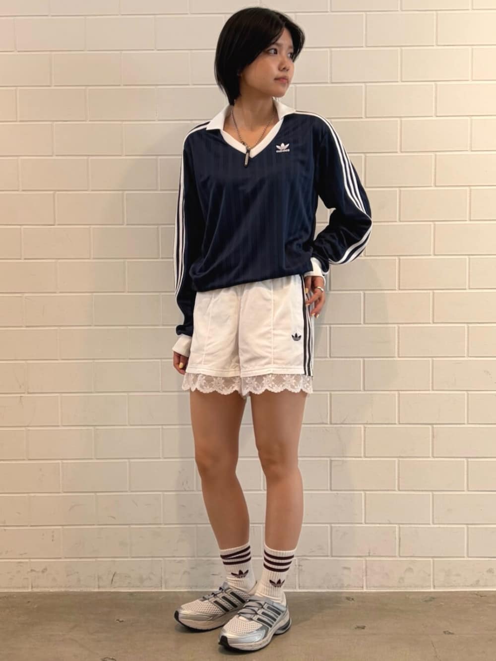ホワイト系のその他パンツ、グレー系のスニーカー、ブルー系のTシャツ/カットソーを着用したレディースの夏コーディネートの3枚目の写真