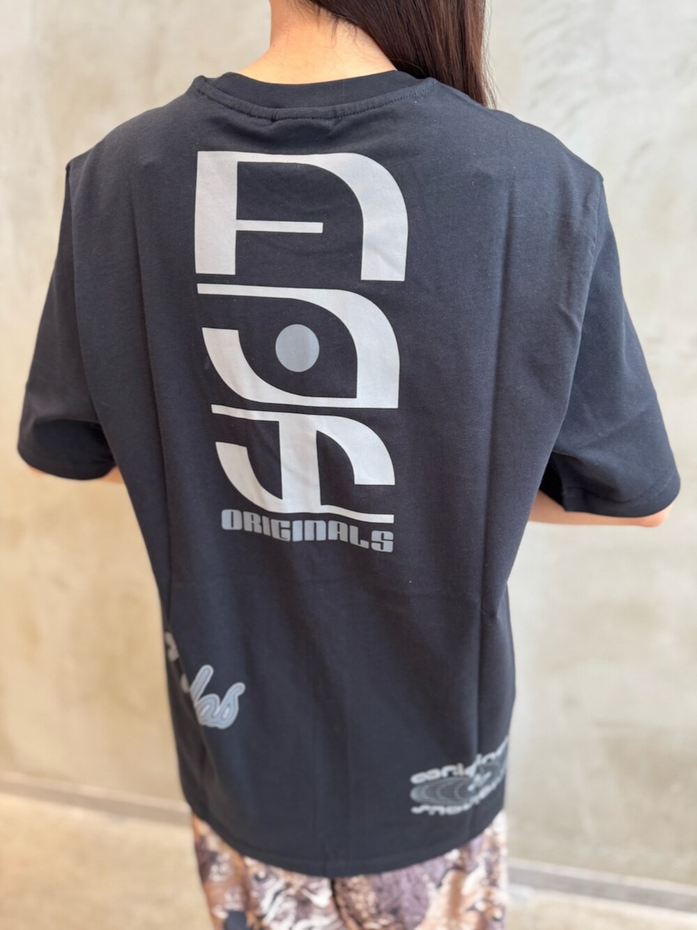 「adidas、adidas originals、アディダス、アディダスオリジナルス、スニーカー、Tシャツ、ハーフパンツ」｜「adidasのスポンサーズ 半袖Tシャツ / アディダスオリジナルス adidas Originals（Tシャツ/カットソー、ブラック系）」を使った、MNさん（レディース・161cm）の夏コーディネートの6枚目の写真