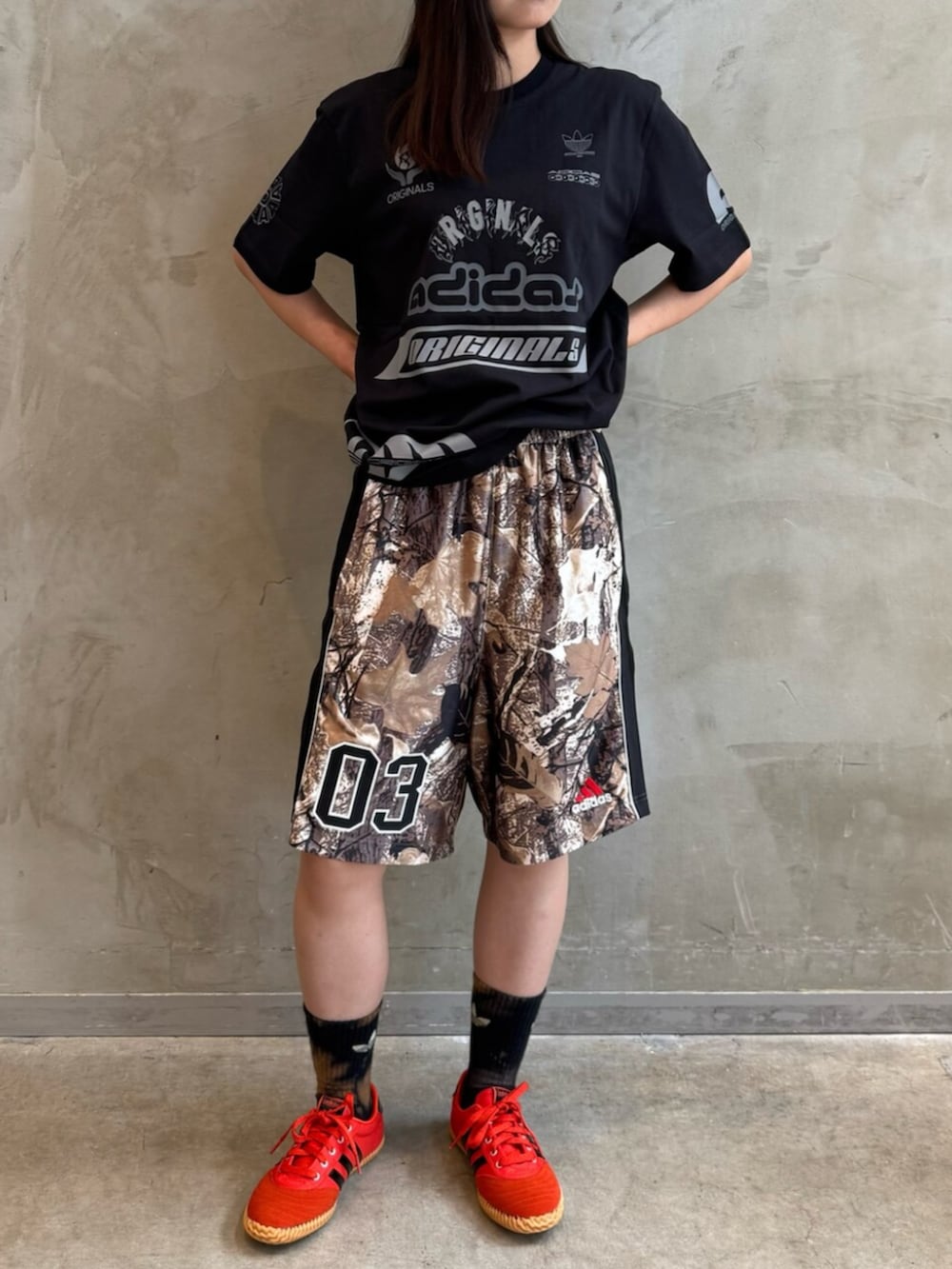 「adidas、adidas originals、アディダス、アディダスオリジナルス、スニーカー、Tシャツ、ハーフパンツ」｜「adidasのスポンサーズ 半袖Tシャツ / アディダスオリジナルス adidas Originals（Tシャツ/カットソー、ブラック系）」を使った、MNさん（レディース・161cm）の夏コーディネートの2枚目の写真