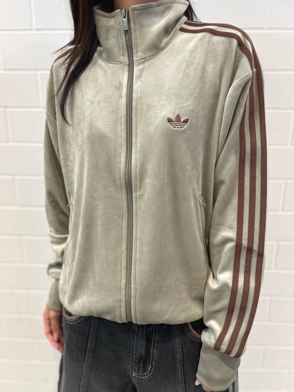 ベージュ系のスニーカー、ベージュ系のジャージ、ブラック系のその他パンツを着用したレディースの秋コーディネートの4枚目の写真