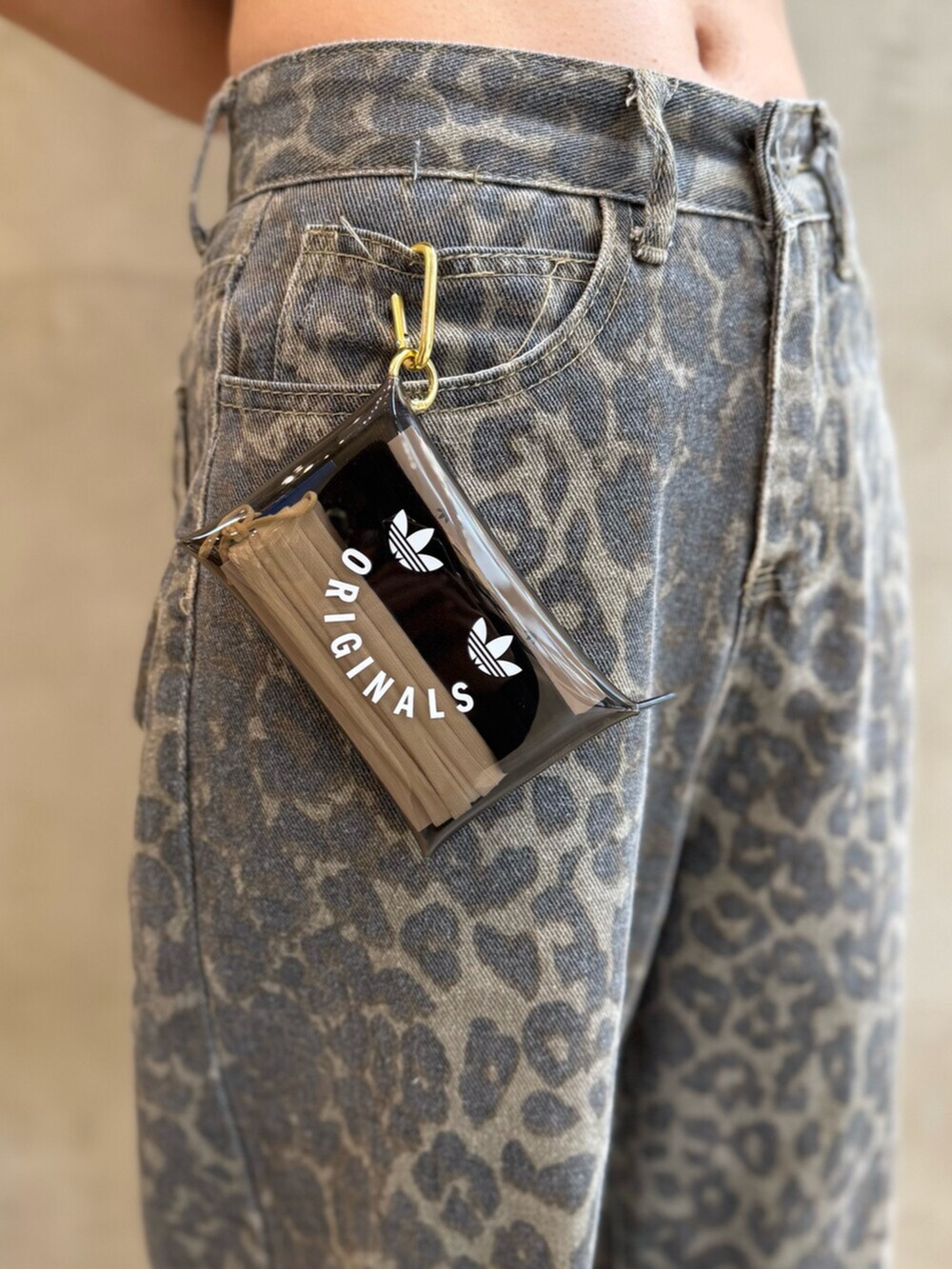 ブラック系のシューズアクセサリー、ブラック系のTシャツ/カットソー、レッド系のスニーカーを着用したレディースの夏コーディネートの5枚目の写真