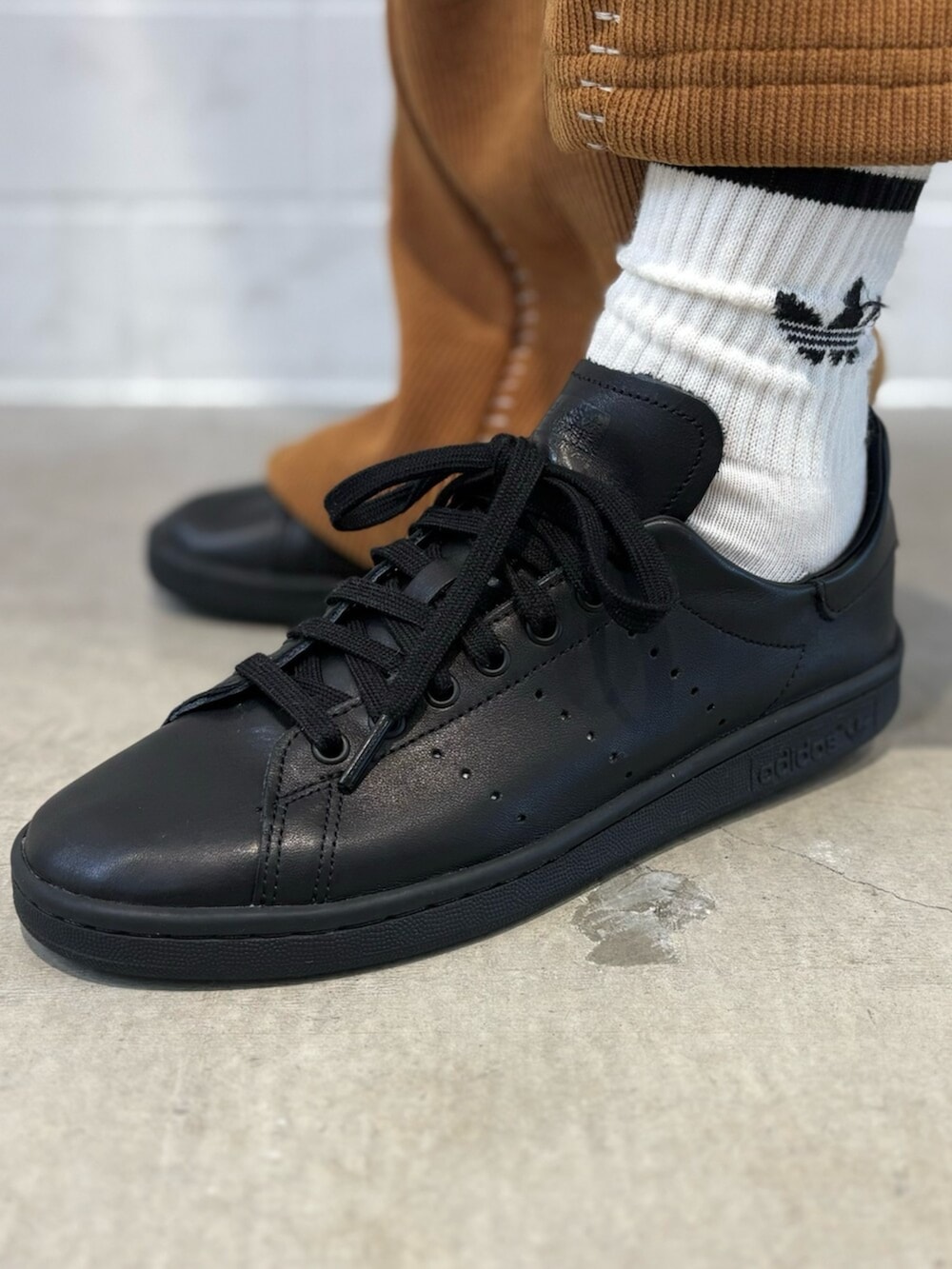 ブラック系のシューズ、ブラウン系のその他パンツ、ブラック系のジャージを着用したレディースの冬コーディネートの6枚目の写真