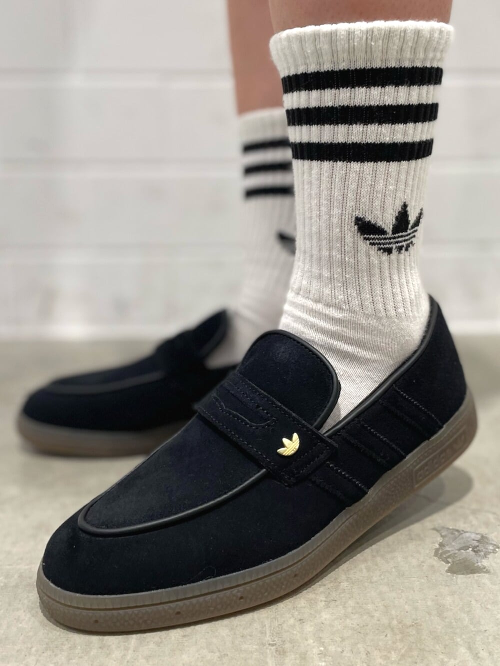 ブラック系のエコバッグ/サブバッグ、ブラック系のその他パンツ、グリーン系のポロシャツを着用したレディースの冬コーディネートの6枚目の写真