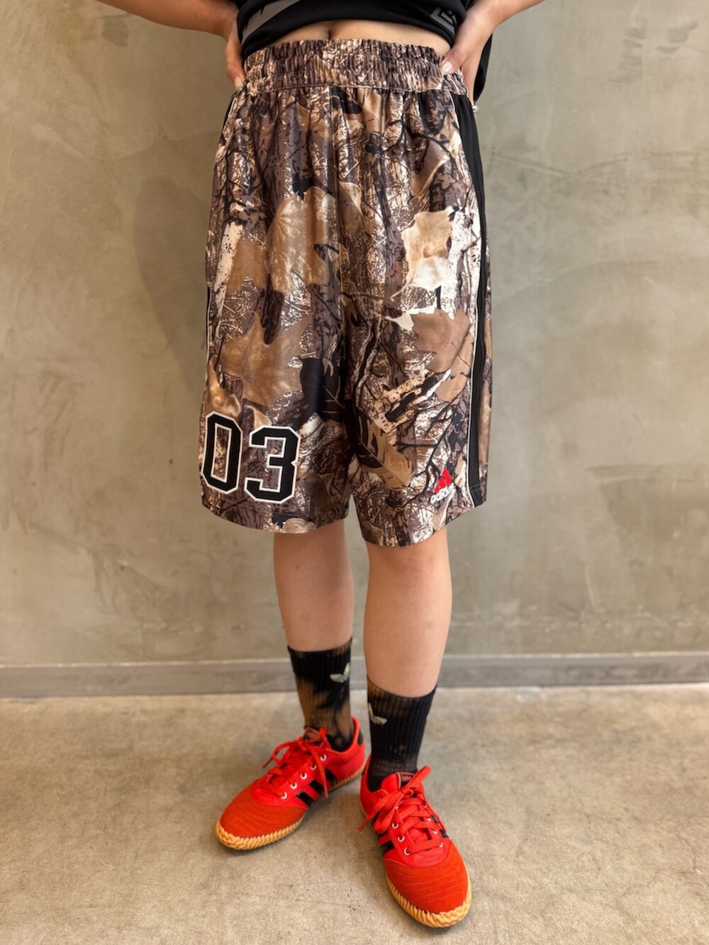 「adidas、adidas originals、アディダス、アディダスオリジナルス、スニーカー、Tシャツ、ハーフパンツ」｜「adidasのスポンサーズ 半袖Tシャツ / アディダスオリジナルス adidas Originals（Tシャツ/カットソー、ブラック系）」を使った、MNさん（レディース・161cm）の夏コーディネートの7枚目の写真