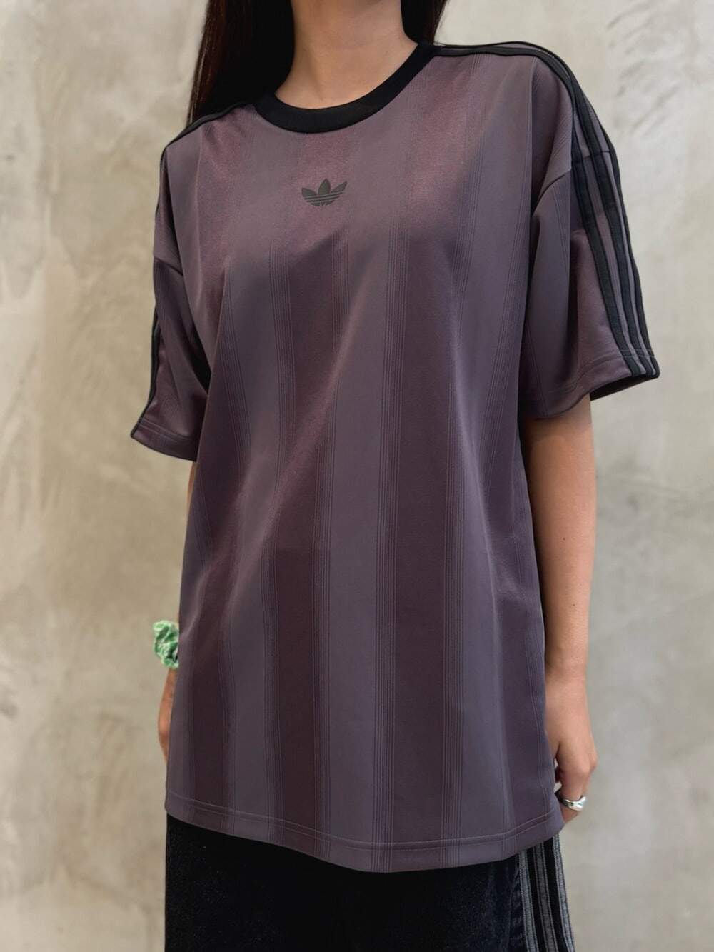 「adidas、adidas originals、アディダス、アディダスオリジナルス、スニーカー、Tシャツ、アディカラー、デニムハーフパンツ、samba、samba LT」｜「adidasのサンバ LT / Samba LT（シューズ、ブラック系）」を使った、MNさん（レディース・161cm）の夏コーディネートの3枚目の写真