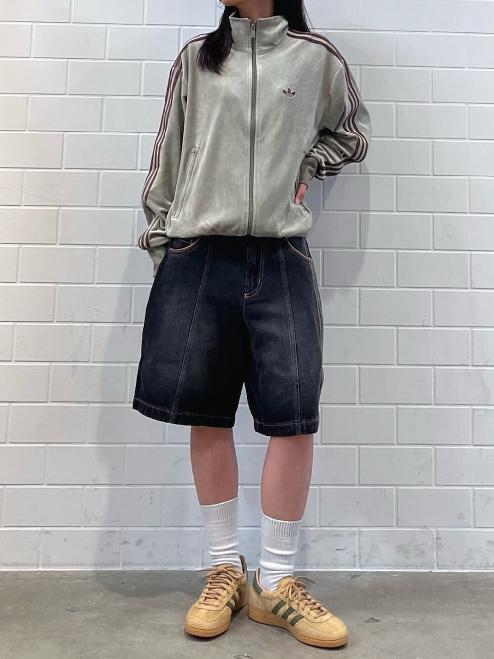 ベージュ系のスニーカー、ベージュ系のジャージ、ブラック系のその他パンツを着用したレディースの秋コーディネートの2枚目の写真