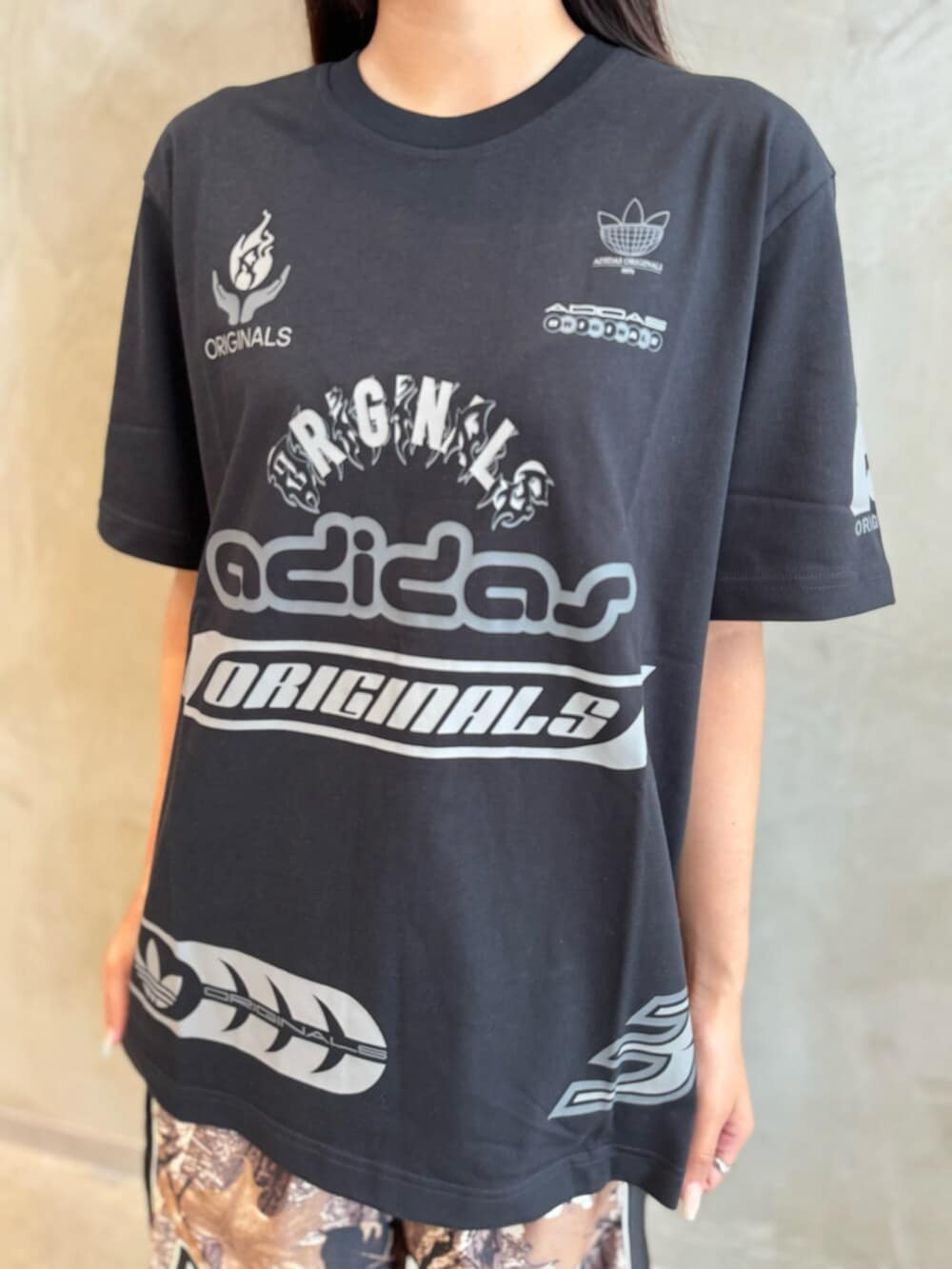 「adidas、adidas originals、アディダス、アディダスオリジナルス、スニーカー、Tシャツ、ハーフパンツ」｜「adidasのスポンサーズ 半袖Tシャツ / アディダスオリジナルス adidas Originals（Tシャツ/カットソー、ブラック系）」を使った、MNさん（レディース・161cm）の夏コーディネートの5枚目の写真