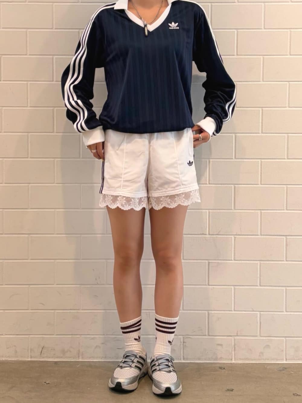 ホワイト系のその他パンツ、グレー系のスニーカー、ブルー系のTシャツ/カットソーを着用したレディースの夏コーディネートの2枚目の写真