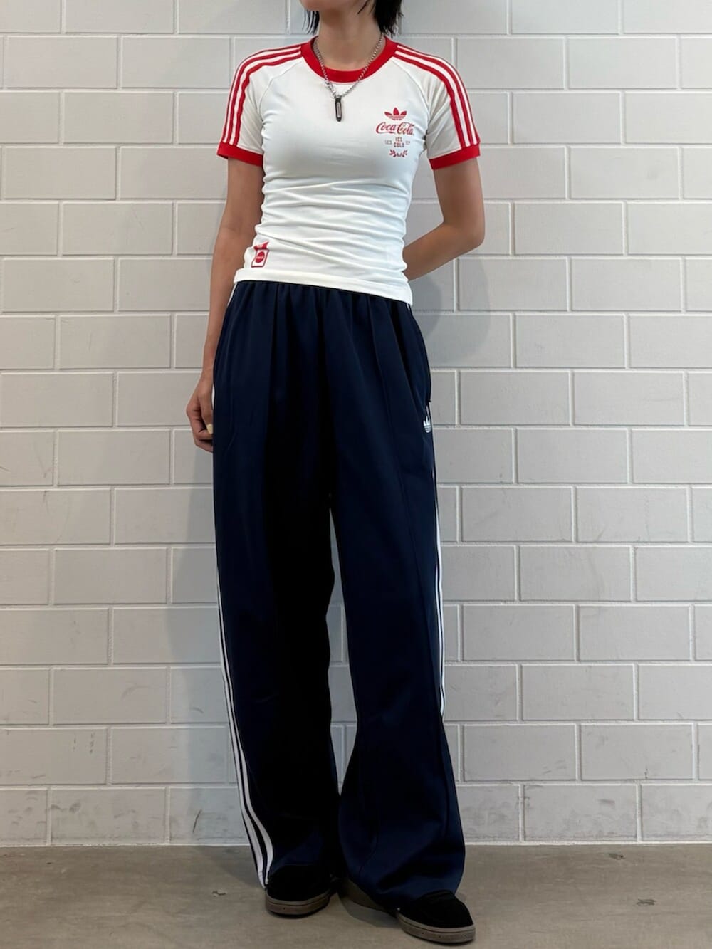 ホワイト系のTシャツ/カットソー、ブルー系のその他パンツ、ブラック系のスニーカーを着用したレディースの夏コーディネートの2枚目の写真
