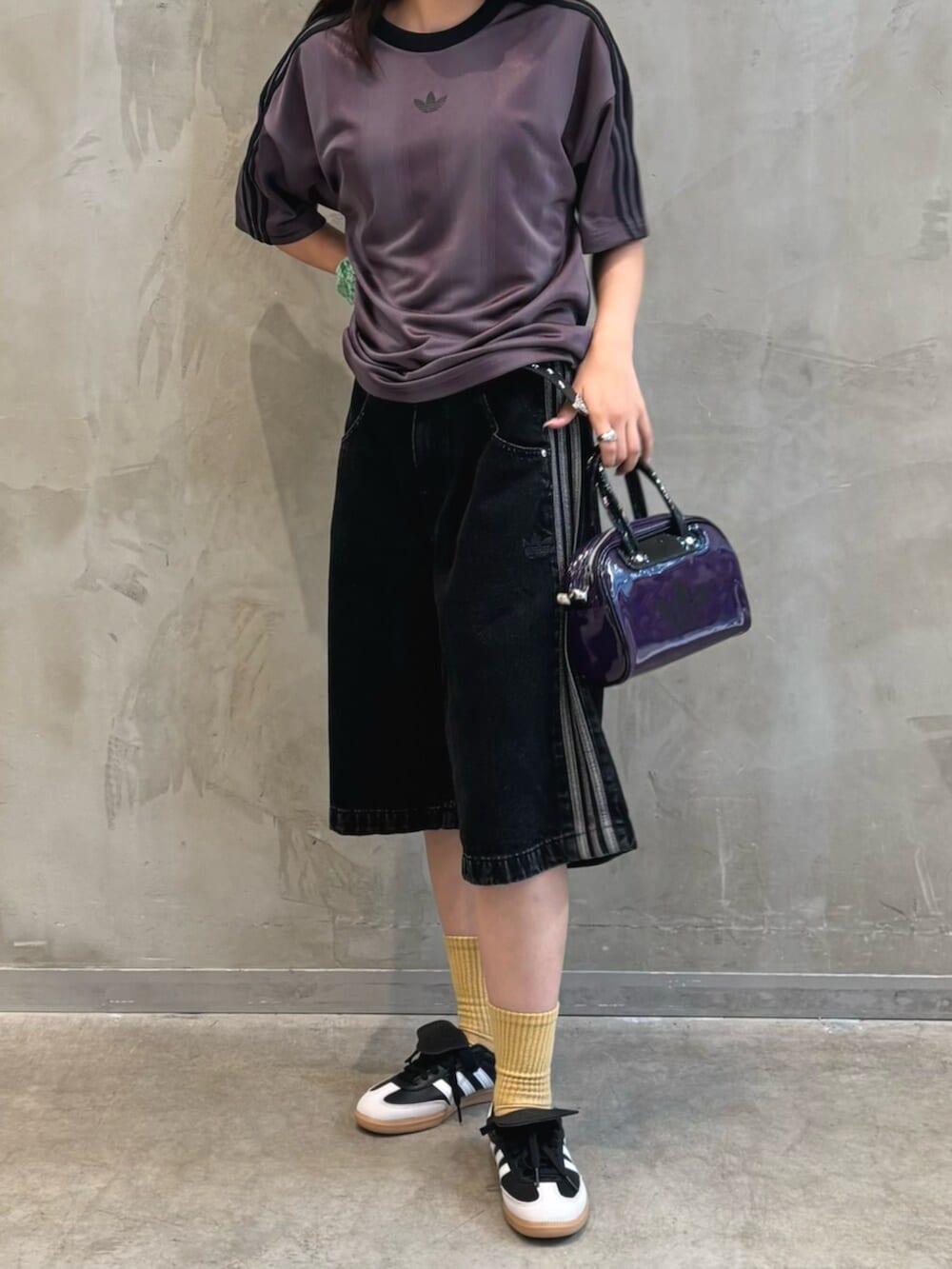 「adidas、adidas originals、アディダス、アディダスオリジナルス、スニーカー、Tシャツ、アディカラー、デニムハーフパンツ、samba、samba LT」｜「adidasのサンバ LT / Samba LT（シューズ、ブラック系）」を使った、MNさん（レディース・161cm）の夏コーディネートの2枚目の写真